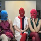 Otras tres componentes del grupo punk,  con sus características máscaras en una entrevista en febrero con Associated Press.