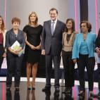 María Casado, de negro a la izquierda de Rajoy, junto al resto de periodistas que han preguntado a Rajoy.