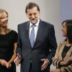 Rajoy conversa con María Casado y Anabel Díez.