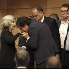 El vicesecretario de Organización del PP, Carlos Floriano, besa la mano de la viuda de Santiago Carrillo, Carmen Menéndez, junto al vicesecretario de Estudios y Programas del PP, Esteban González Pons (c), en la capilla ardiente.