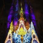 La Sagrada Familia, iluminada con colores llamativos