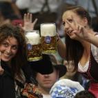 Dos mujeres con sus jarras de cerveza