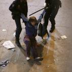 Una mujer es arrastrada por policías