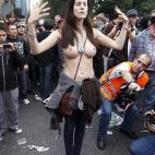Una manifestante se quita la camiseta