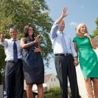 Barack y Michelle Obama junto al vicepresidente estadounidense, Joe Biden, y su mujer, Jill, amiga de Michelle. "Este es el equipo que mueve América hacia delante".