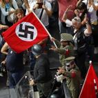 Manifestantes disfrazados de nazis en la plaza Syntagma de Atenas en protesta por la visita de Merkel.