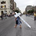 Un manifestante porta una cruz en la que reza: "¡Grecia, despierta!"