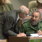 Aún como presidente de Cuba, Fidel Castroi asistió en 2004 al Parlamento de su país