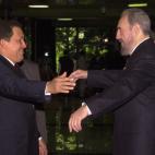 Castro saluda al presidente venezolano, Hugo Chávez