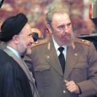 Fidel Castro al lado del entonces presidente iraní, Mohammad Khatami
