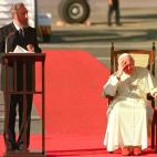 En 1998, el Papa Juan Pablo II visitó la isla y se reunió con Castro