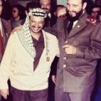 El líder palestino con Castro en una foto sin fecha