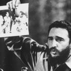 Fidel Castro presenta una imagen de los soldados bolivianos que emboscaron a Ernesto Che Guevara