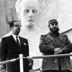 En 1967, Fidel Castro celebra el octavo aniversario del Partido Comunista al lado de la estatua del escritor José Martí