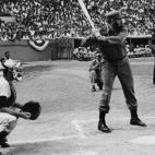 Fidel Castro es aficionado al baseball, en la imagen en un partido en 1965