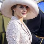 La princesa de Asturias, que asiste a su cuarta boda real, ha optado por un conjunto de abrigo y vestido en la misma línea del que lució para el enlace de Guillermo y Catalina en 2011.