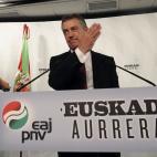 El candidato a lehendakari por el PNV, Iñigo Urkullu, durante su comparecencia en Bilbao para valorar el recuento de votos.
