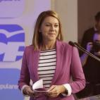 La secretaria general del PP, María Dolores de Cospedal, durante la rueda de prensa celebrada esta noche en la sede del Partido Popular en Madrid,