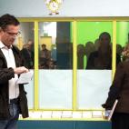 El candidato a lehendakari por el PP, Antonio Basagoiti, tras recoger la papeleta