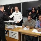 El candidato a lehendakari por el PNV, Iñigo Urkullu, tras votar en un colegio electoral de Durango