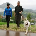 El candidato a lehendakari por el PNV, Iñigo Urkullu, pasea con su esposa Lucía y su perro en la jornada de reflexión.