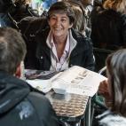La candidata a lehendakari por Bildu, Laura Mintegi, pasó la jornada de reflexión previa a las elecciones con familiares y amigos.