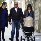 El candidato del PSdeG-PSOE a la presidencia de la Xunta, Pachi Vázquez, junto a su mujer, su nieto y sus dos hijos durante la jornada de reflexión.