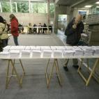 Un votante elige su papeleta en un colegio electoral situado en un centro cívico de Vitoria