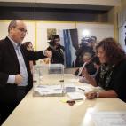 El candidato del BNG a la presidencia de la Xunta de Galicia, Francisco Jorquera, deposita su voto para las elecciones gallegas en la mesa electoral situada en la Asociación de Vecinos de O Castrillón, A Coruña.
