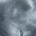 Así lucía este fin de semana la estatua de la Libertad. Cielo negro y un nuevo huracán que ha logrado anestesiar a la ciudad que nunca duerme.