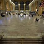 El tráfico aéreo o ferroviario se ha suspendido casi por completo. En la imagen, la estación Grand Central, habitualmente llena y con una frenética actividad.
