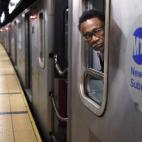 Normalmente, un sábado por la noche el metro de Nueva York está repleto. No este sábado, cuando cerró a las 7 de la tarde. En la imagen, un trabajador de la empresa que los gestiona, en Grand Central Station.