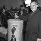 Gov. Alf M. Landon, G.O.P. presidential nominee, voting in Independence, Kansas on Nov. 3, 1936. (AP Photo)
