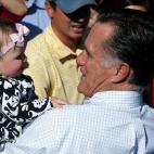 El candidato republicano abraza a una niña en Virginia