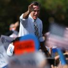 Romney hace campaña en una universidad de la capital de EEUU