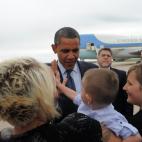 Obama saluda a un niño después de descender el avión presidencial para asistir a uno de los actos de apoyo para su reelección.