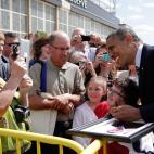 El presidente de Estados Unidos, Barack Obama, firma algunos autógrafos mientras sus simpatizantes le toman fotos en Minnesota.