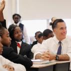 Mitt Romney visita una escuela en Philadelphia para anunciar su propuesta educativa.