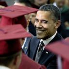 El presidente de Estados Unidos acude a la graduación de un instituto en Missouri y saluda a los estudiantes que se han graduado.