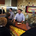 Mitt Romney regala sandwiches a sus simpatizantes en un local en Wisconsin.