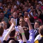 Obama promueve sus propuestas sobre el empleo con un grupo de simpatizantes en Des Moines, Iowa.