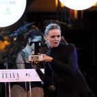 La diseñadora Stella McCartney posa con su Premio T de Moda 2012, de la revista Telva.