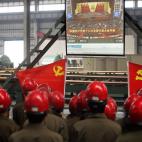 Un grupo de trabajadores mira en directo el Congreso del Partido Comunista en una fábrica en Zhuji