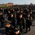 Un grupo de delegados militares caminan en la Plaza de Tiananmen 