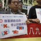 Activistas prodemocráticos muestran pancartas en los alrededores de la Delegación del Gobierno chino en Hong Kong