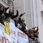 Una veintena de actores ha tomado desde las 22.15 horas de hoy, el Teatro Español y ha desplegado una pancarta desde la fachada que da a la plaza de Santa Ana en apoyo a la huelga general del 14N. El grupo de actores, entre los que se encuentra...