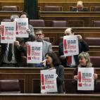 Una decena de diputados del PSOE se han levantado hoy de sus escaños durante la sesión plenaria que se celebra en el Congreso con carteles de UGT en favor de la huelga, que han retirado voluntariamente tras unos segundos y después de la inter...