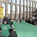 Cerca de un millar de personas se han manifestado hoy a los pies del acueducto en Segovia.