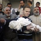 Jihad Misharawi, periodista de la BBC árabe, sostiene en sus brazos el cuerpo sin vida de su hijo de tan solo 11 meses de edad, asesinado en el último ataque de Israel en Gaza.