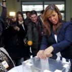 La candidata del PP a la presidencia de la Generalitat, Alicia Sánchez-Camacho, ha votado acompañada de su hijo Manuel.